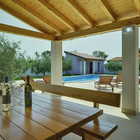 Family With Swimming Pool Σπίτι διακοπών