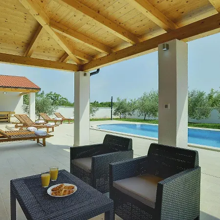 Family With Swimming Pool Σπίτι διακοπών Πούλα