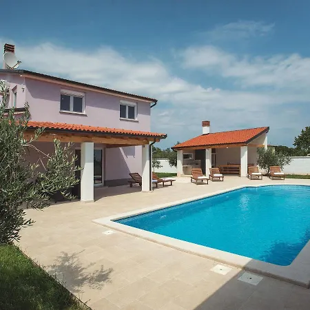 Family With Swimming Pool Σπίτι διακοπών